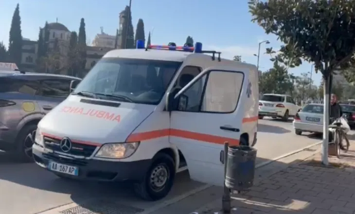 FIER/ Gjendet i dhunuar në mes të qytetit 60-vjeçari, mister mbi plagët në trupin e tij