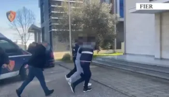 FIER/ Me pistoletë në makinë, arrestohet 41-vjeçari! Në pranga edhe një i ri për ‘moskallëzim krimi’