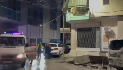 Fieraku zihet me dy venezueliane, u përplas derën në fytyrë