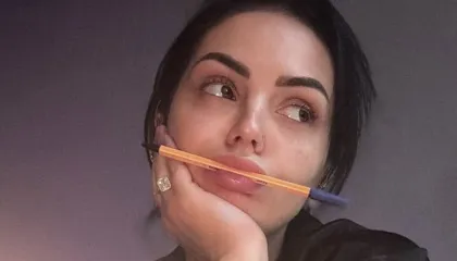 Fifi në udhëkryq: Sakrificë për artin apo vetëvrasje në tregun e klikimeve