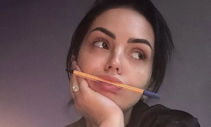 Fifi në udhëkryq: Sakrificë për artin apo vetëvrasje në tregun e klikimeve