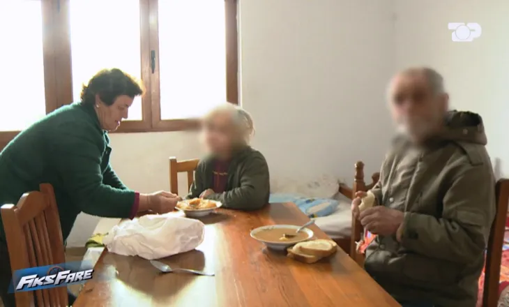 Fiks Fare/ Apeli i 70-vjeçares që kujdeset e vetme për 3 të sëmurë mendorë. S’kanë kujdestari, KMCAP dhe psikiatri ia hedhin fajin njëri-tjetrit