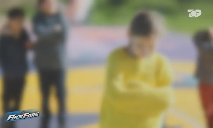 Fiks Fare/ Nxënëses i ngjitën në shpinë shkrimin “jam budallaqe”, shkolla mohon bullizimin, institucionet e pranojnë