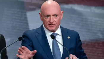 “Fitore” për fjalën e lire, gjykatësi Federal bllokon Pentagonin të ndëshkojë Senatorin Mark Kelly