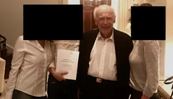 Fituesi i Çmimit Nobel fotografohet në shtëpinë e Epstein me tre gra