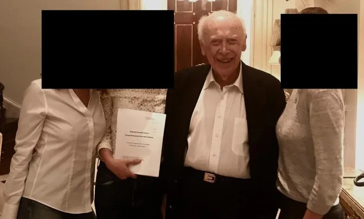 Fituesi i Çmimit Nobel fotografohet në shtëpinë e Epstein me tre gra