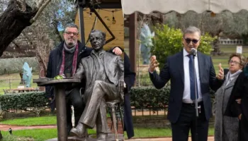 “Fjalët që nuk i thashë dot para shtatores së Kadaresë”/ Skënder Brataj polemizon me Bujar Hudhrin: Ti nuk i lije miqtë t’i afroheshin kur ishte gjallë, e ofenduat dhe poshtëruat