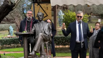 “Fjalët që nuk i thashë dot para shtatores së Kadaresë”/ Skënder Brataj polemizon me Bujar Hudhrin: Ti nuk i lije miqtë t’i afroheshin kur ishte gjallë, e ofenduat dhe poshtëruat