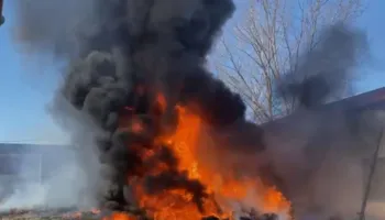 Flakë dhe shtëllunga tymi gjigant, përfshihet nga zjarri magazina me materiale duralumini në Pogradec