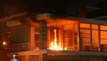 FLAKË E TYM/ Breshëri molotovësh, protestuesit i vënë zjarrin vilës së ish-diktatorit Enver Hoxha (VIDEO)