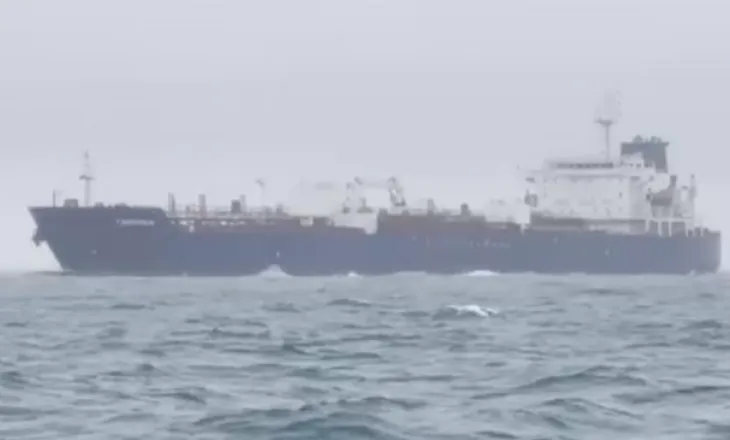 ‘Flota në hije’ ruse sfidon sanksionet perëndimore: Cisterna me naftë kalojnë pothuajse pa pengesa në Kanalin Anglez