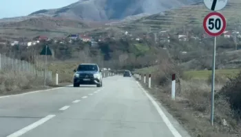 Fluks automjetesh në Maliq-Moglicë, policia postbllok: Nuk lejohen kamionët