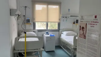 Fluks i lartë në pediatrinë e Vlorës/ Më shumë se 60 fëmijë vizitohen çdo ditë, virozat në rritje