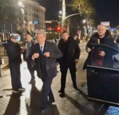 Foltorja e PD/ Kreu i opozitës, Sali Berisha mbërrin në sheshin para Kryeministrisë