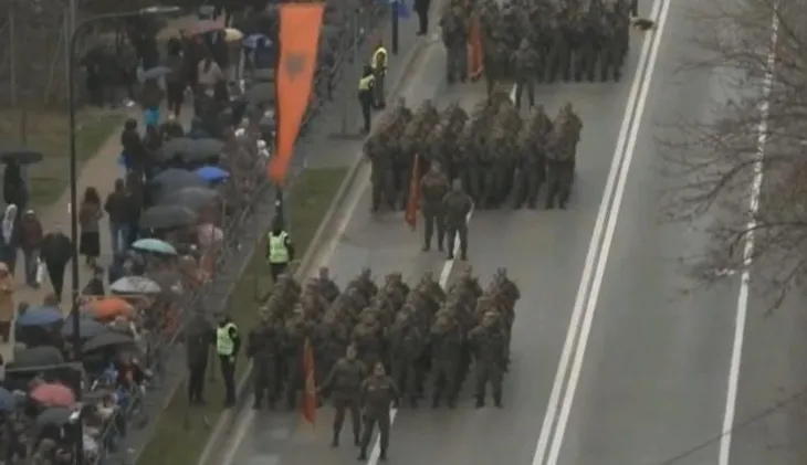 Forcat e Sigurisë dhe Policia e Kosovës bëjnë parakalimin e 18-vjetorit të Pavarësisë