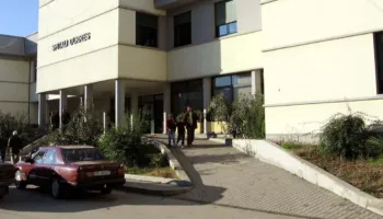 Foshnja humb jetën disa orë pas lindjes në Durrës, prindërit denoncojnë mjekët