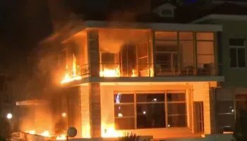 FOTO/ 54 molotovë hidhen tek ish-vila e diktatorit Enver Hoxha, flakë e madhe në zonën e Bllokut