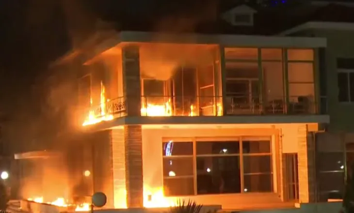 FOTO/ 54 molotovë hidhen tek ish-vila e diktatorit Enver Hoxha, flakë e madhe në zonën e Bllokut