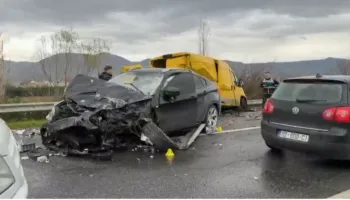 FOTO/ Aksidenti i rëndë në superstradën Lezhë-Milot, 2 persona në spital, si paraqitet gjendja e tyre