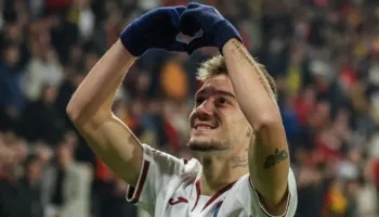 FOTO/ Anglia “thërret” Muçin, vëzhgues special në derbin e Stambollit