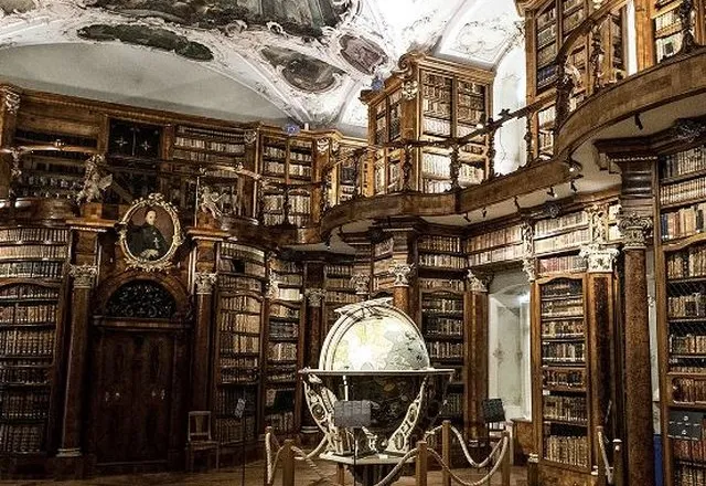 (FOTO)/ Brenda bibliotekës mesjetare të jashtëzakonshme të Zvicrës