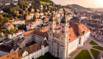 FOTO / Brenda bibliotekës së Abacisë së Shën Galenit, një nga thesaret më të vjetra të dijes në Evropë
