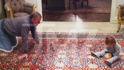 FOTO/ Del në dosjet e pedofilit Epstein! Dalin pamjet ku Prince Andrew luan me një fëmijë