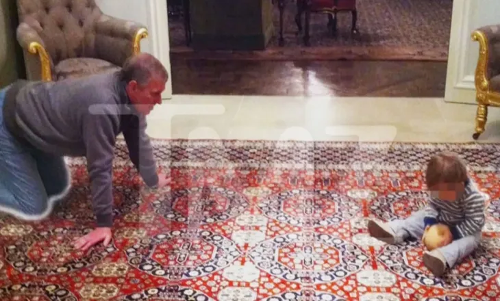 FOTO/ Del në dosjet e pedofilit Epstein! Dalin pamjet ku Prince Andrew luan me një fëmijë