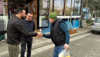 FOTO/ Deputeti i PS, Arkend Balla vijon takimet me qytetarët në Durrësin e Ri: Pranë njerëzve edhe kur nuk ka fushatë