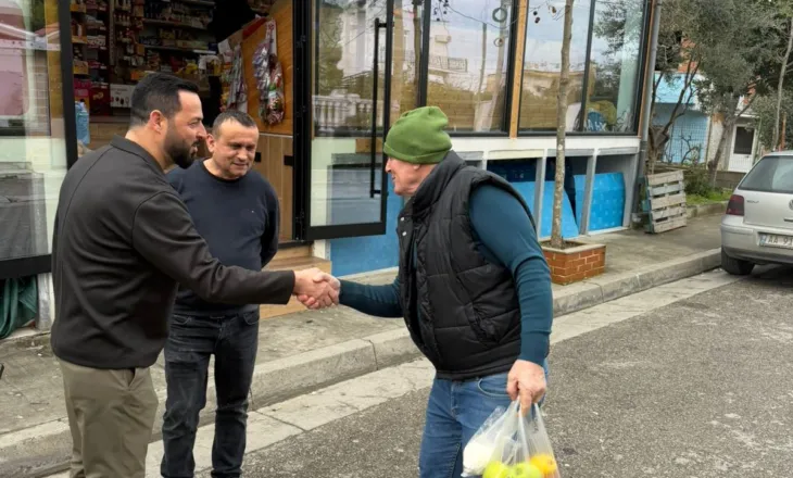 FOTO/ Deputeti i PS, Arkend Balla vijon takimet me qytetarët në Durrësin e Ri: Pranë njerëzve edhe kur nuk ka fushatë