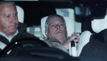 Foto/ Disa orë pas arrestimit për përfshirjen në dosjen ‘Epstein’, lirohet vëllai i Mbretit Charles, ish-Princi Andrew