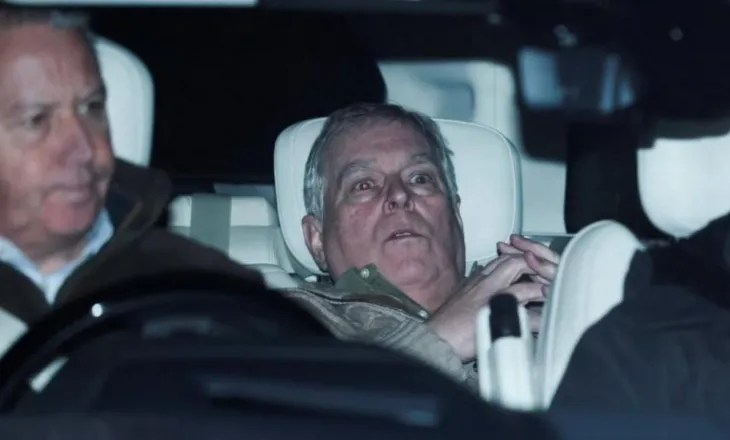 Foto/ Disa orë pas arrestimit për përfshirjen në dosjen ‘Epstein’, lirohet vëllai i Mbretit Charles, ish-Princi Andrew