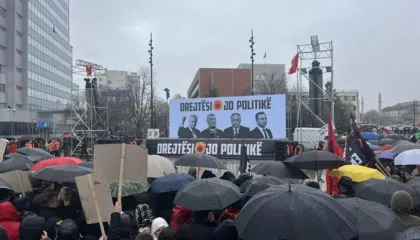 FOTO/ “Drejtësi, jo politikë”, nis protesta në Prishtinë në mbështetje të ish-krerëve të UÇK-së