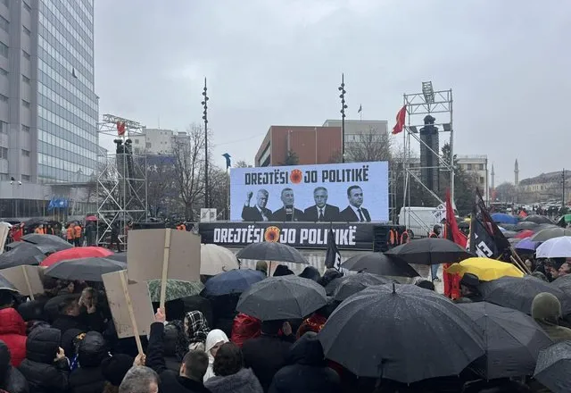 FOTO/ “Drejtësi, jo politikë”, nis protesta në Prishtinë në mbështetje të ish-krerëve të UÇK-së