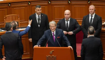 Foto-galeri/ Berisha i rrethuar nga deputetët dhe garda, çfarë nuk u pa sot në Kuvend