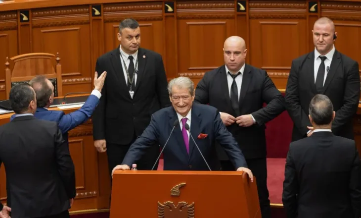 Foto-galeri/ Berisha i rrethuar nga deputetët dhe garda, çfarë nuk u pa sot në Kuvend
