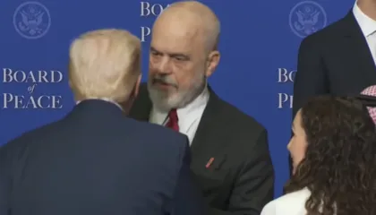 Foto-galeri/ Shqipëria pjesë e Bordit të Paqes, Rama bisedon me Trump pas mbylljes së takimit, u bashkohet edhe Osmani