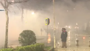 FOTO/ Gaz i madh hidhet në Kuvend, Policia shpërndan protestuesit. Preken edhe gazetarët