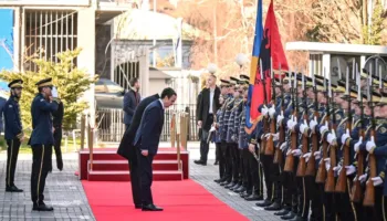FOTO/ Kurti ‘shfryn’ tullumbacen pompoze të vizitës së Ramës në Kosovë, e raporton si lajm të zakonshëm