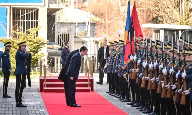FOTO/ Kurti ‘shfryn’ tullumbacen pompoze të vizitës së Ramës në Kosovë, e raporton si lajm të zakonshëm