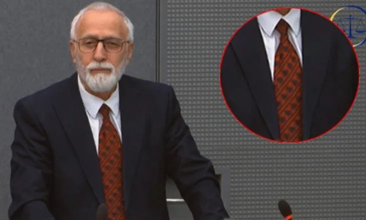 FOTO-LAJM/ Detaji simbolik në Hagë, Jakup Krasniqi me kollare me shqiponjë gjatë fjalimit