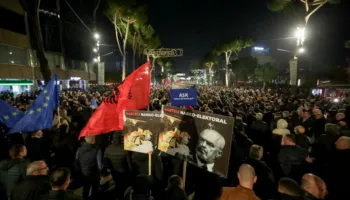 FOTO LAJM/ ‘Karteli Narko Elktoral’ – Protestuesit akuzojnë Ramën për lidhjet e tij me krimin
