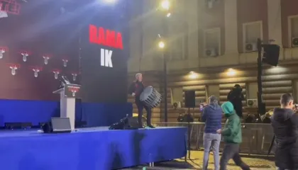 FOTO-LAJM/ Opozita e nis ndryshe protestën këtë herë, bie tupani në kuadër të Ramazanit në podiumin e PD-së