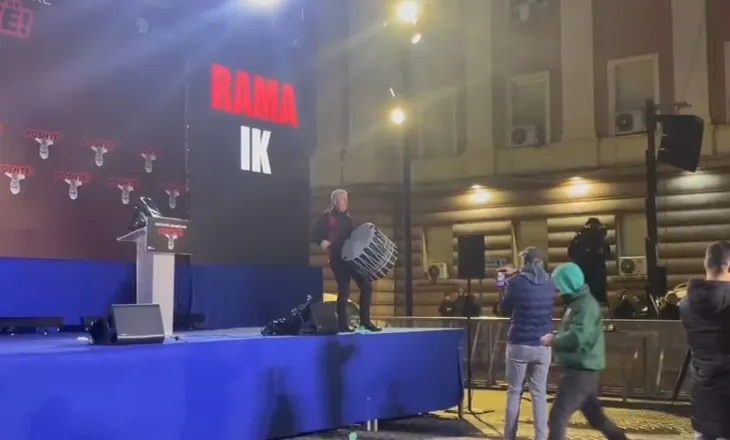 FOTO-LAJM/ Opozita e nis ndryshe protestën këtë herë, bie tupani në kuadër të Ramazanit në podiumin e PD-së