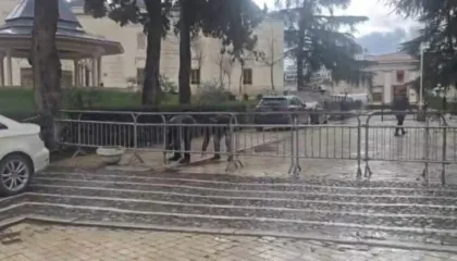 FOTO-LAJM/ Protesta e PD, policia nis zbatimin e masave, Kuvendi rrethohet me gardh metalik