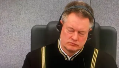 FOTO-LAJM/ Teksa avokati i Veselit mbante fjalën përfundimtare, Gjyqtari i Speciales bën ‘një sy gjumë’