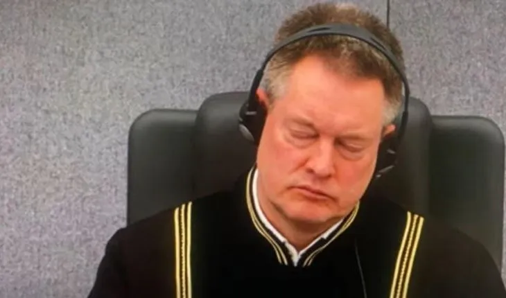 FOTO-LAJM/ Teksa avokati i Veselit mbante fjalën përfundimtare, Gjyqtari i Speciales bën ‘një sy gjumë’