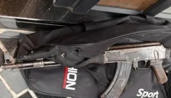 FOTO-LAJM/ Tentoi të grabisë bankën në Tiranë, kallashnikovi i sekuestruar i autorit