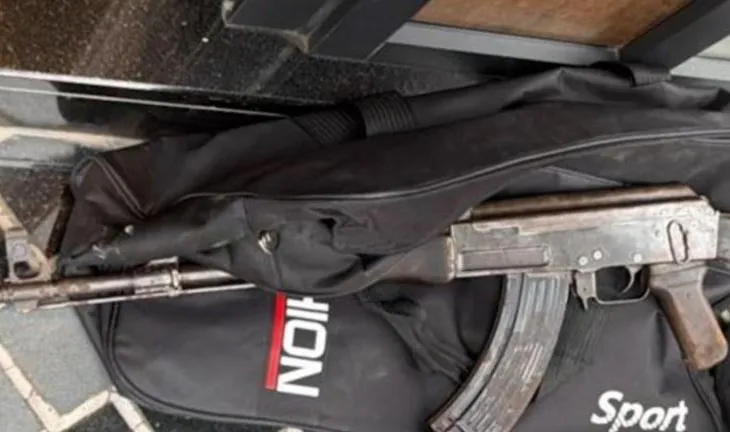 FOTO-LAJM/ Tentoi të grabisë bankën në Tiranë, kallashnikovi i sekuestruar i autorit