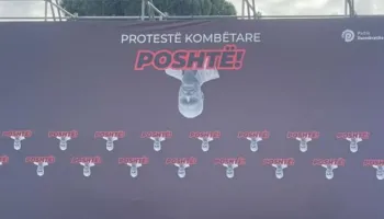 FOTO-LAJM/ Zbulohet slogani i protestës së opozitës, para Kryeministrisë